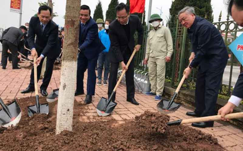 Đồng chí Nguyễn Hòa Bình, Ủy viên Bộ Chính trị, Bí thư Trung ương Đảng, Chánh án Tòa án nhân dân tối cao cùng lãnh đạo tỉnh Hưng Yên trồng cây trên tuyến đường Triệu Quang Phục, thành Phố Hưng Yên, tỉnh Hưng Yên.