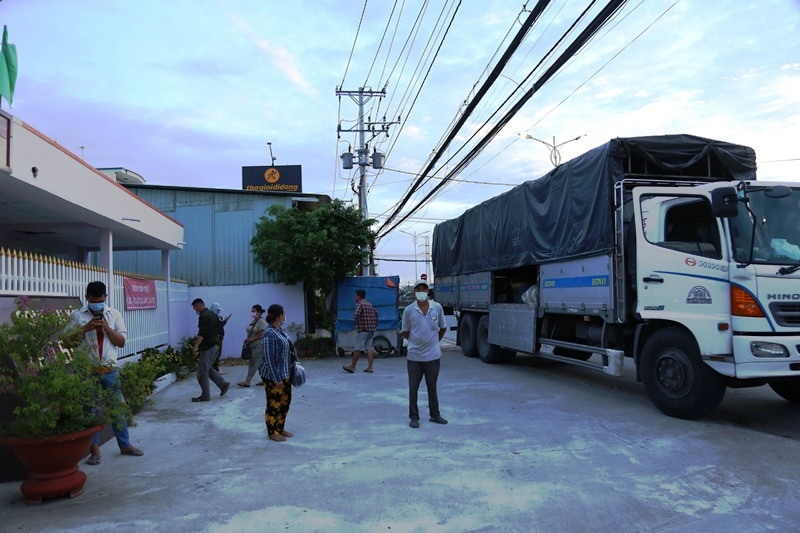 Lợi dụng “luồng xanh”, xe tải chở 6 người trái phép, bị lực lượng chức năng xử lý.