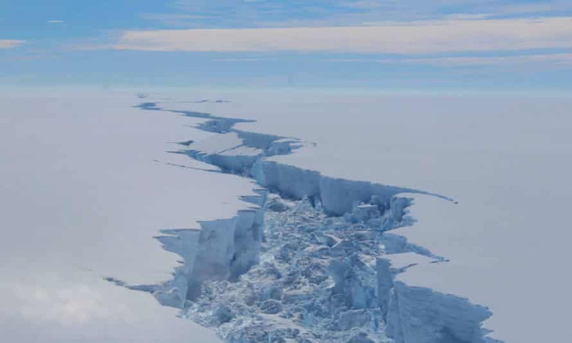 Một vết nứt trên thềm băng Larsen C, Nam Cực do Cơ quan Khảo sát Nam Cực của Anh phát hiện từ tháng 2-2017. Ảnh: Getty Images.