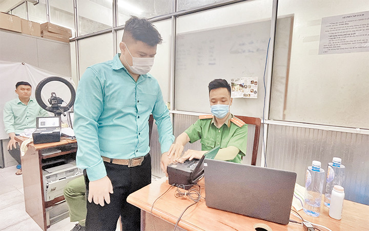 Người dân quận Tân Phú được hỗ trợ làm căn cước công dân nhanh, gọn nhờ đăng ký bấm số tự động qua Zalo.