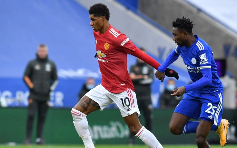 M. Rashford (áo đỏ) ghi bàn nhưng Man United chỉ có được một điểm.