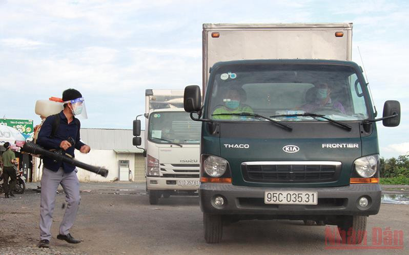 Hậu Giang thực hiện chặt việc kiểm soát và vệ sinh phương tiện ra vào địa bàn. (Ảnh: PHÙNG DŨNG).