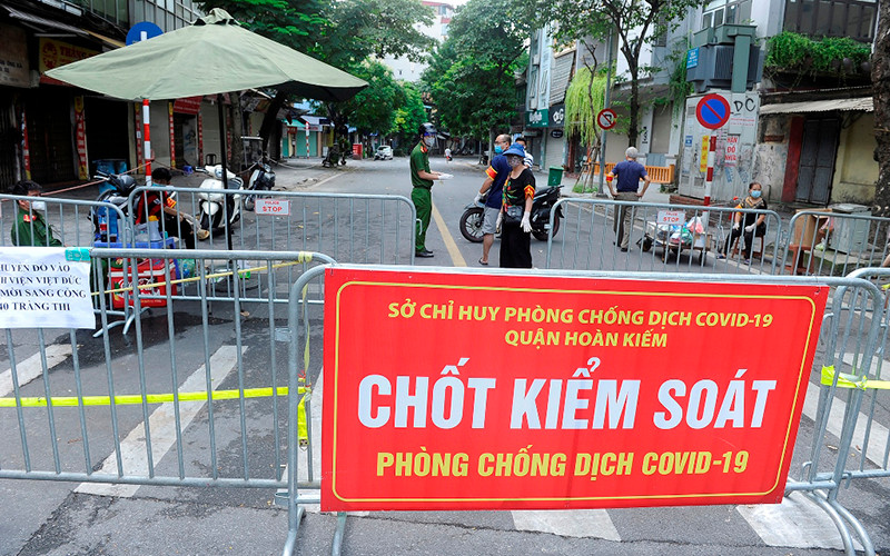 Thiết lập hàng rào cách ly trên phố Phủ Doãn, Hoàn Kiếm. (Ảnh: Đăng Khoa)
