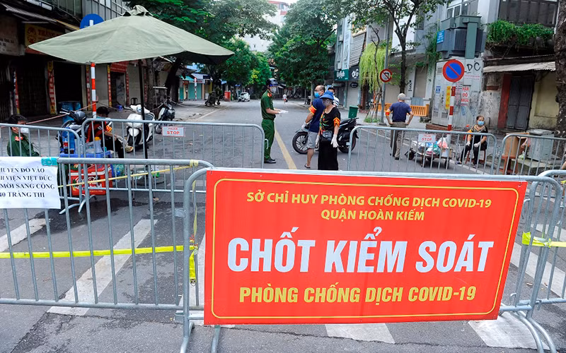 Thiết lập hàng rào cách ly trên phố Phủ Doãn, Hoàn Kiếm. (Ảnh: Đăng Khoa)