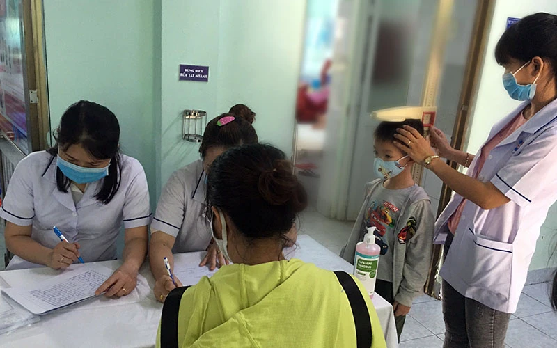 Trẻ được đo chiều cao để bác sĩ đánh giá sự tăng trưởng khi phụ huynh đưa trẻ đến khám.