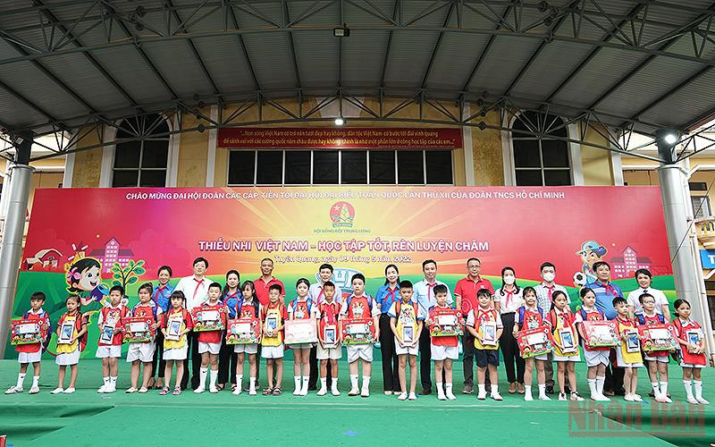 Ban tổ chức trao máy tính bảng và học bổng tặng thiếu nhi tại Ngày hội.