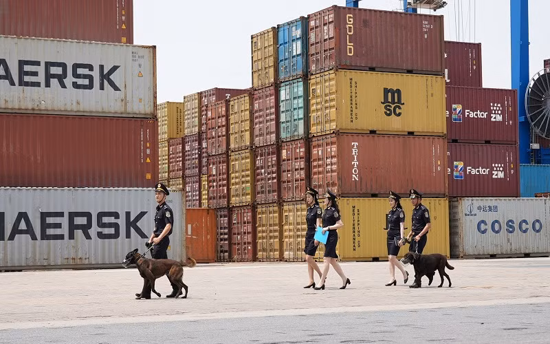 Công chức hải quan Hải Phòng làm nhiệm vụ tại Cảng Lạch Huyện, Hải Phòng.