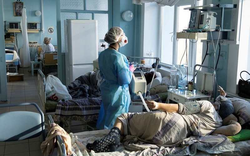 Điều trị bệnh nhân Covid-19 tại đơn vị chăm sóc đặc biệt (ICU) của Bệnh viện Lâm sàng số 3 ở thành phố Kyiv, Ukraine, ngày 26/10/2021. (Ảnh: REUTERS)