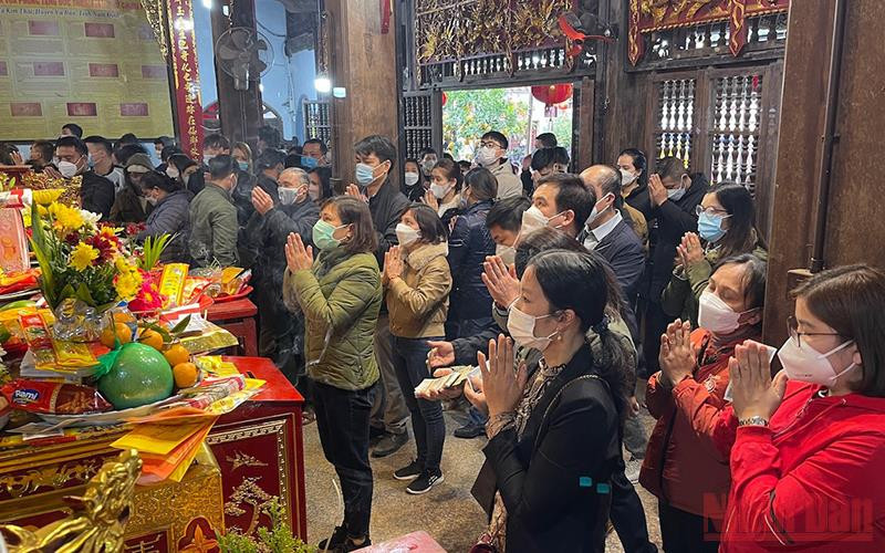 Hầu hết người dân đến du xuân, lễ phủ đều tuân thủ nghiêm việc đeo khẩu trang phòng Covid-19.