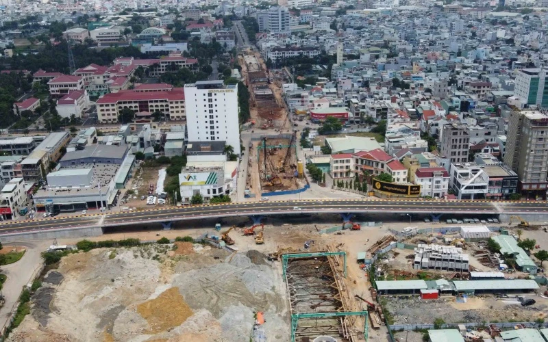 Cầu vượt lưu thông góp phần giảm ùn tắc giao thông vào giờ cao điểm.