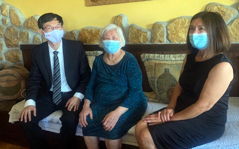 Đại sứ Lê Hồng Trường tới chia buồn cùng vợ và con gái đầu của ông Kostas Sarantidis Nguyễn Văn Lập. (Ảnh do Đại sứ cung cấp)