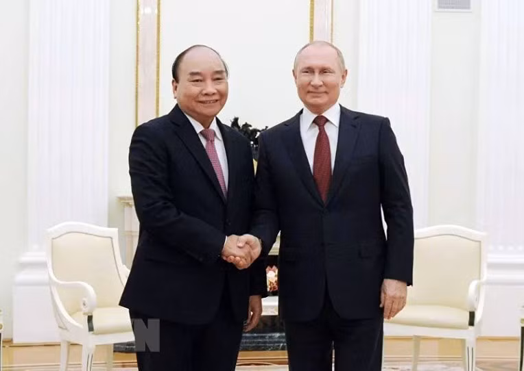 Tổng thống Nga Vladimir Putin đón Chủ tịch nước Nguyễn Xuân Phúc. (Ảnh: TTXVN)