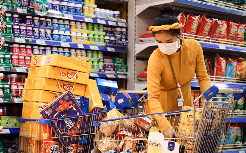 Lựa chọn hàng hóa tại một siêu thị Co.opmart.