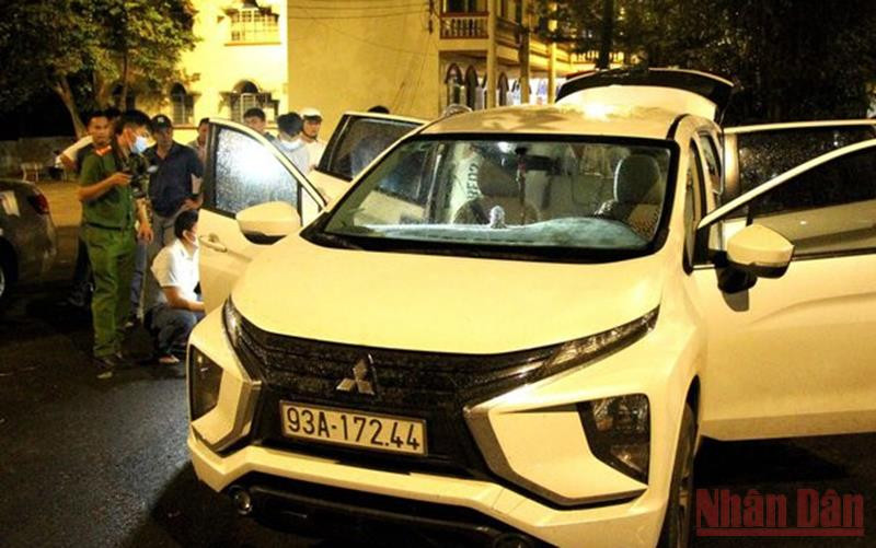 Cơ quan chức năng khám xét xe các đối tượng vận chuyển ma túy.