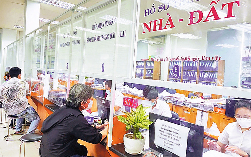 Người dân kê khai thuế tại Chi cục Thuế thành phố Thủ Đức. (Ảnh Thu Dịu)