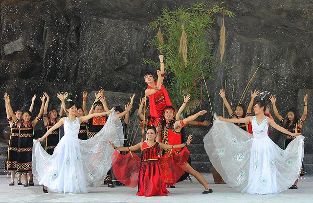 Độc đáo điệu múa Biểu diễn ở Yang Bay. 
