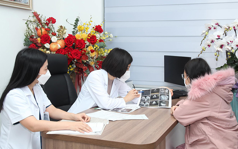 Bác sĩ tư vấn cho sản phụ. 