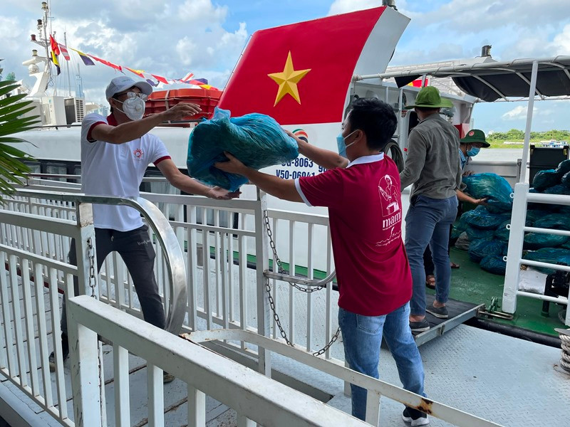 Chuyển rau, củ từ tàu cao tốc tập kết xuống bến Bạch Đằng.