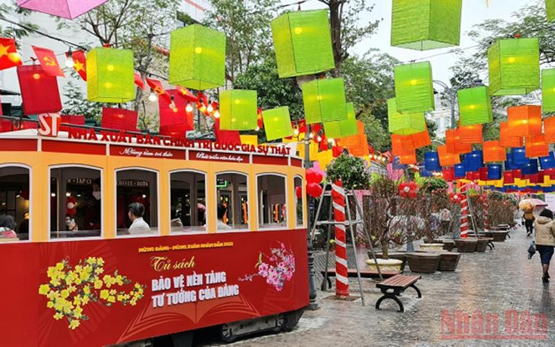 Phố Sách được trang hoàng ấn tượng trong ngày khai mạc.