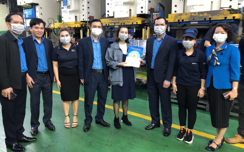 Lãnh đạo Tổng LĐLĐ thăm, tặng quà công đoàn cơ sở Công ty Cổ phần Alutec Vina (Thái Nguyên) nhằm chăm lo đoàn viên, NLĐ trong thời điểm dịch Covid-19.