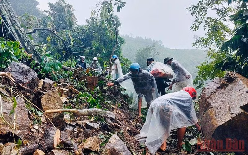 Sạt lở trên đèo Ba Khuy, nối thị trấn Mậu A đi xã Nà Hẩu, huyện Văn Yên.