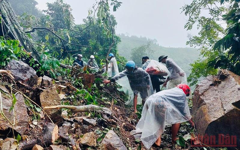Sạt lở trên đèo Ba Khuy, nối thị trấn Mậu A đi xã Nà Hẩu, huyện Văn Yên.