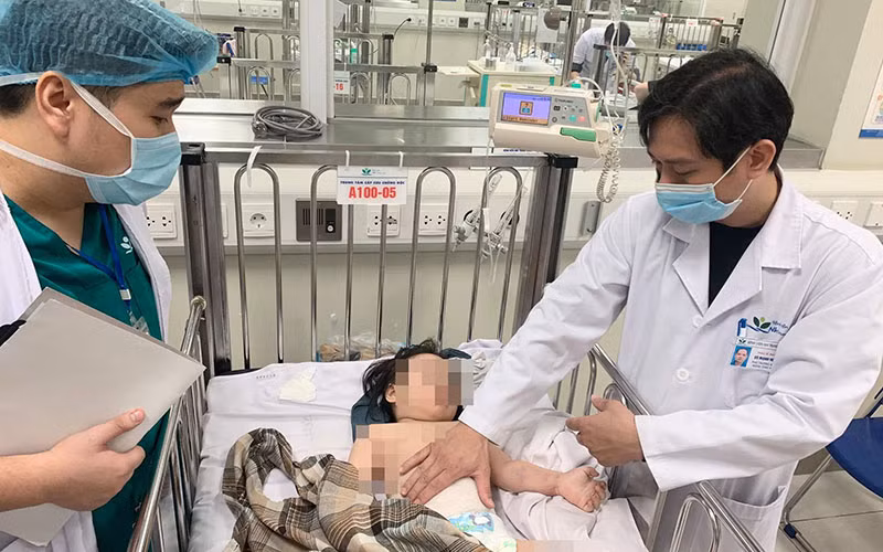 Cháu bé sẽ tiếp tục được các bác sĩ Bệnh viện Nhi Trung ương hội chẩn sáng nay.