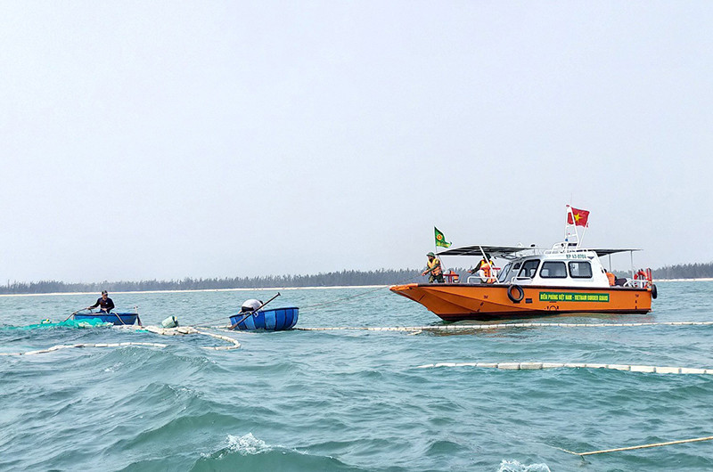 Lực lượng Đồn Biên phòng Cửa Đại tập trung trục vớt tàu cá bị chìm.