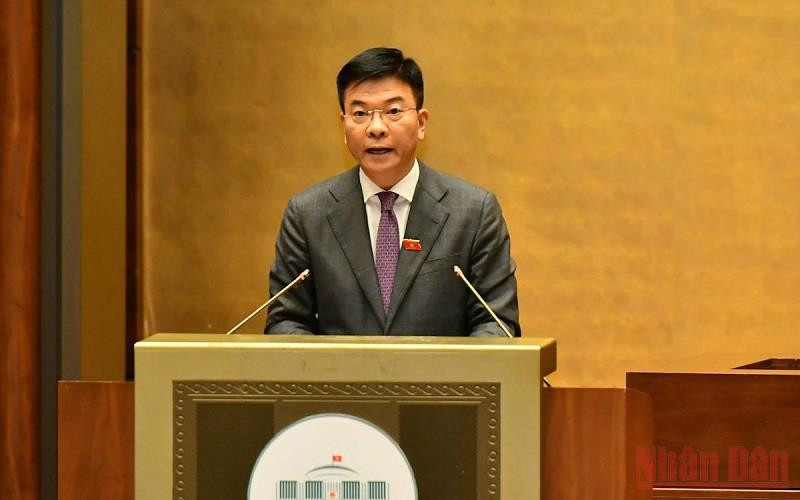 Bộ trưởng Tư pháp Lê Thành Long trình bày Báo cáo của Chính phủ về công tác phòng, chống tham nhũng năm 2021. (Ảnh: LINH NGUYÊN)