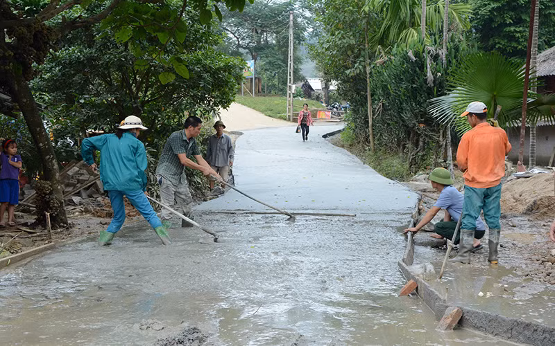 Người dân huyện Yên Bình (Yên Bái) làm đường giao thông nông thôn, xây dựng nông thôn mới.