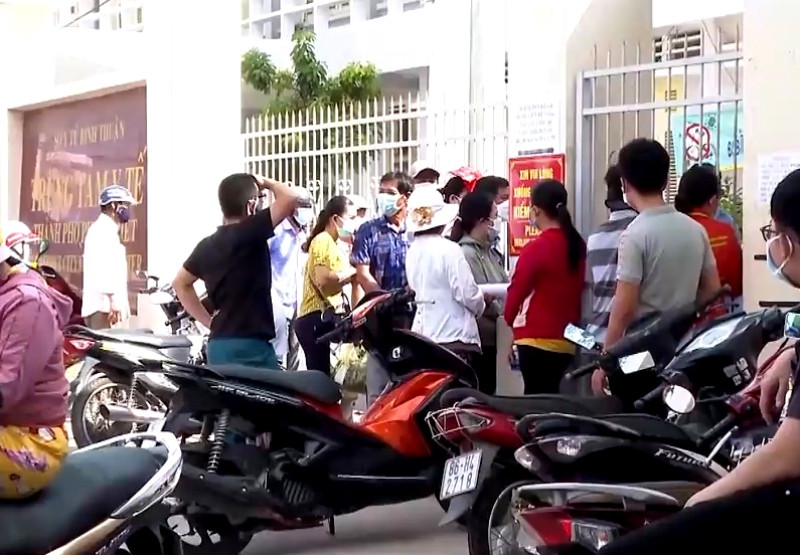 Rất đông người đến tiêm vaccine phòng Covid-19, nhưng Trung tâm Y tế TP Phan Thiết không triển khai, thực hiện các biện pháp phòng, chống dịch theo đúng quy định.