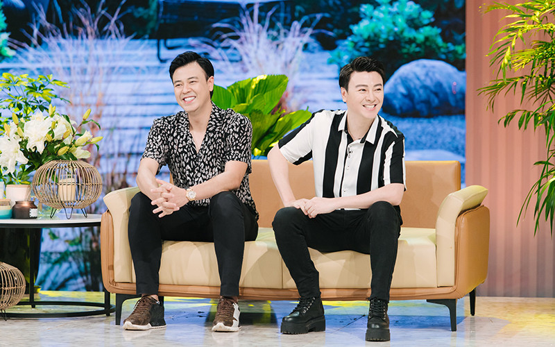 Hai anh em Phan Anh, Tuấn Tú là những khách mời "mở hàng" cho chương trình "Khách sạn 5 sao". (Ảnh: VTV)