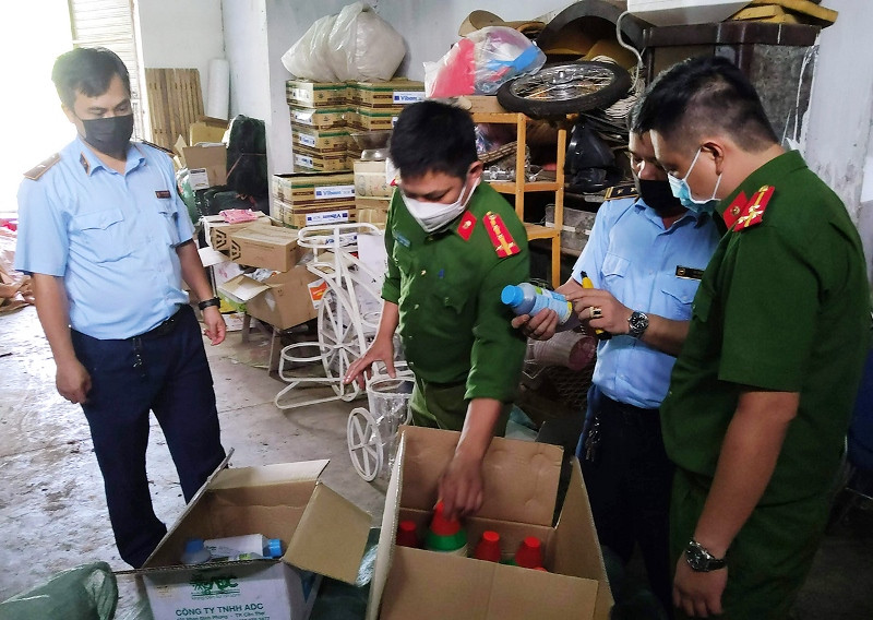 Đoàn kiểm tra tiến hành kiểm đếm hàng hóa vi phạm.