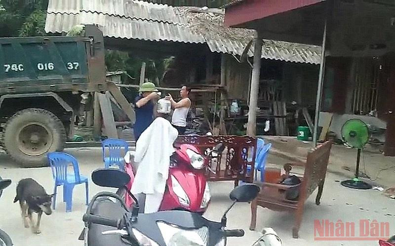 Sáng 6/6, huyện Đại Từ tổ chức di dời 3 hộ dân ở xã Phục Linh đến nơi an toàn.   