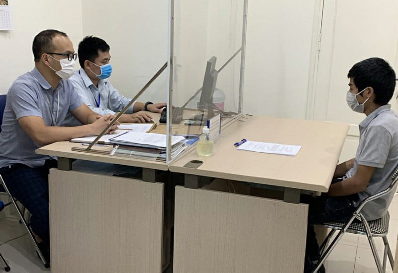 Thanh tra Sở Thông tin và Truyền thông Hà Nội làm việc với đại diện phụ trách trang tin điện tử có hành vi vi phạm. 