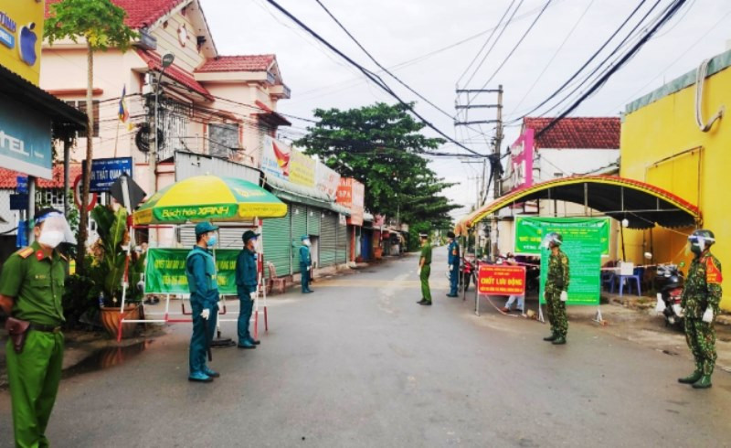 Kiểm soát, kiểm tra người dân lưu thông trong thời gian thực hiện giãn cách xã hội tại huyện Củ Chi.
