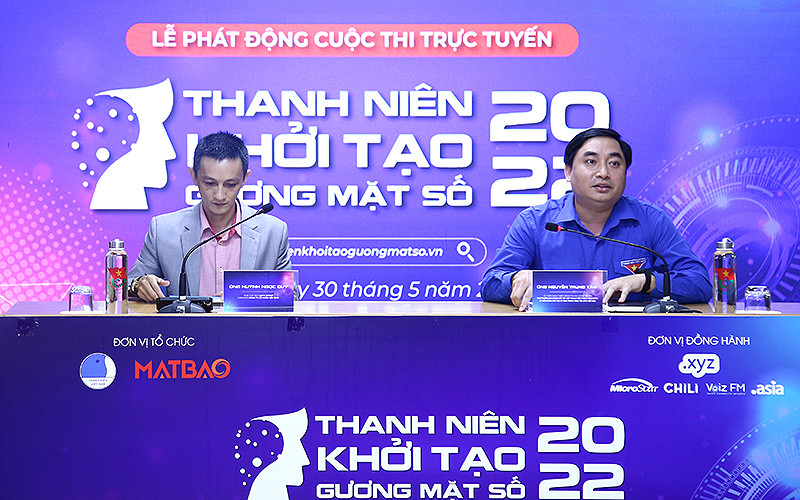 Đại diện Ban tổ chức cung cấp thông tin về Cuộc thi “Thanh niên khởi tạo gương mặt số” năm 2022 tại buổi lễ.