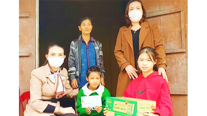 Lãnh đạo Hội Liên hiệp Phụ nữ tỉnh Quảng Bình tặng quà trẻ mồ côi.