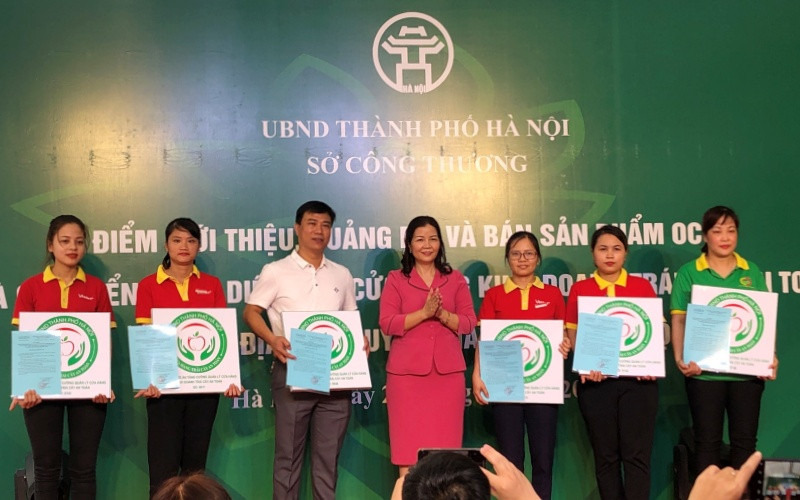 Trao biển nhận diện cửa hàng trái cây an toàn cho các cơ sở đủ điều kiện.