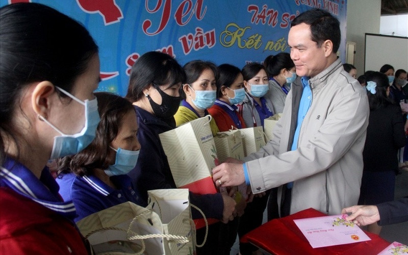 Chủ tịch Tổng LĐLĐ Việt Nam Nguyễn Đình Khang trao quà đoàn viên, NLĐ tại chương trình "Tết sum vầy 2021" cho CNLĐ tỉnh Bình Định.