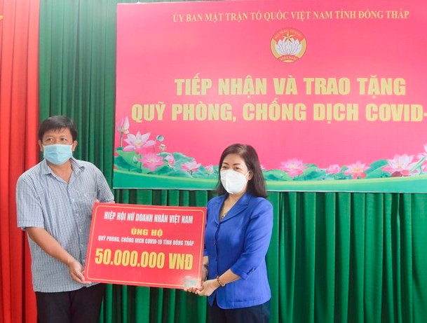 Thường trực Ủy ban Mặt trận Tổ quốc Việt Nam tỉnh Đồng Tháp tiếp nhận tiền từ các hội, hiệp hội trao tặng.