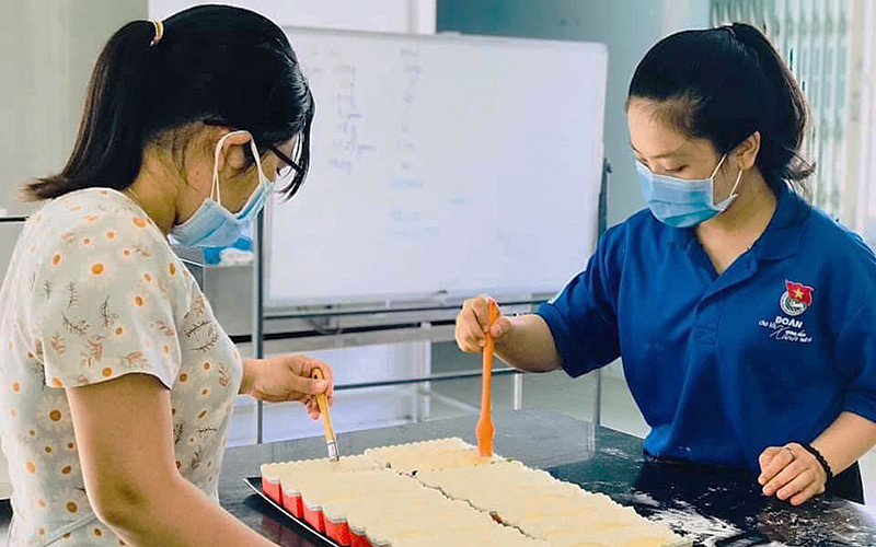 Các tình nguyện viên nấu món ăn đặc sản hỗ trợ tuyến đầu dập dịch tại Bình Thuận.