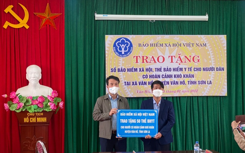 Đại diện huyện Vân Hồ thay mặt 50 người có hoàn cảnh khó khăn nhận thẻ bảo hiểm y tế từ Tổng Giám đốc Bảo hiểm xã hội Việt Nam.