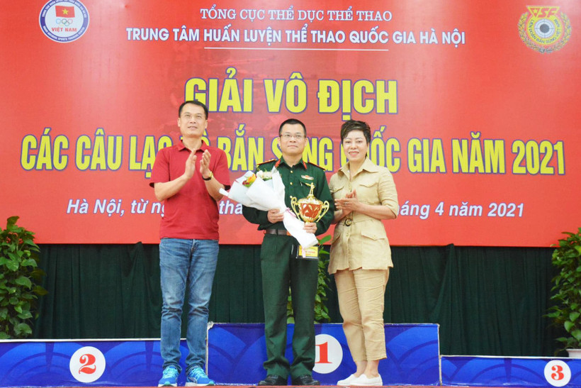 Trao thưởng cho đại diện đoàn Quân đội. 