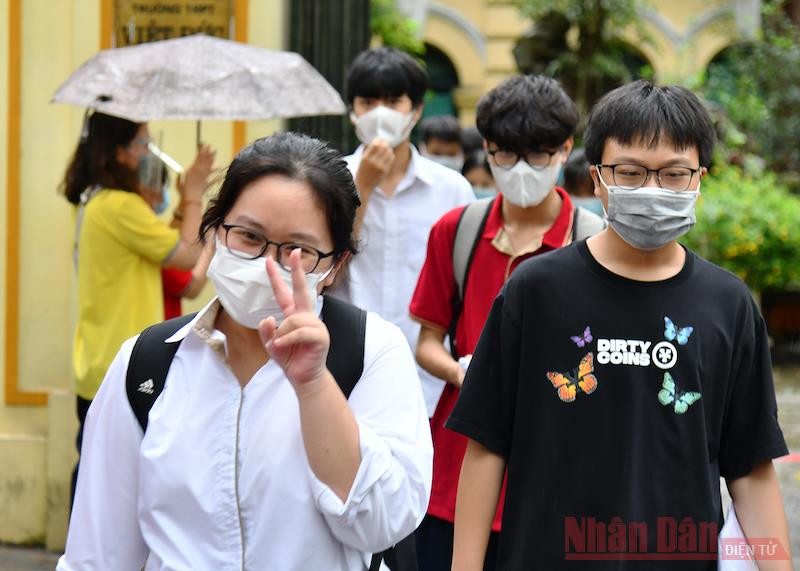 Thí sinh sau khi kết thúc buổi thi sáng 13-6 tại điểm thi Trường THPT Việt Đức (quận Hoàn Kiếm). Ảnh: THUỶ NGUYÊN