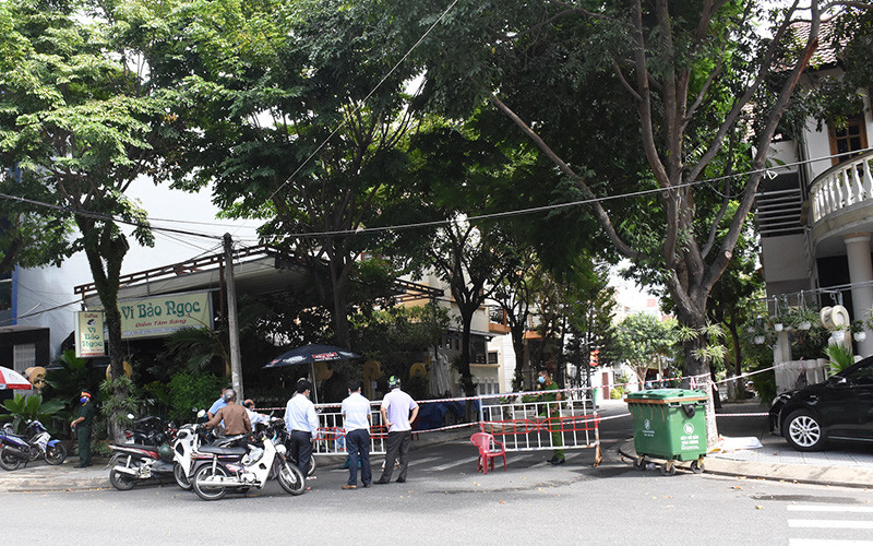 Lực lượng chức năng phong toả khu vực có sáu ca nhiễm tại phường Mỹ An, quận Ngũ Hành Sơn, thành phố Đà Nẵng.