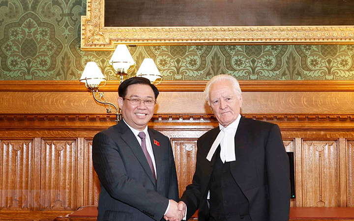 Chủ tịch Quốc hội Vương Đình Huệ và Chủ tịch Thượng viện Anh John Mcfall. (Ảnh: Doãn Tấn/TTXVN)