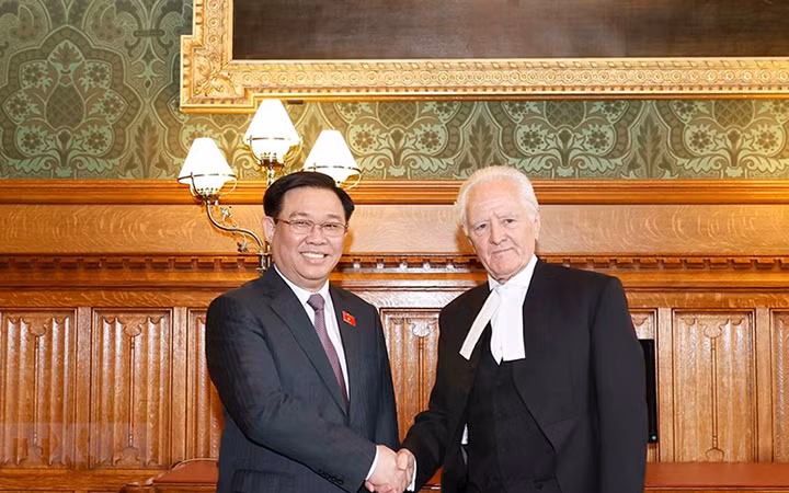 Chủ tịch Quốc hội Vương Đình Huệ và Chủ tịch Thượng viện Anh John Mcfall. (Ảnh: Doãn Tấn/TTXVN)