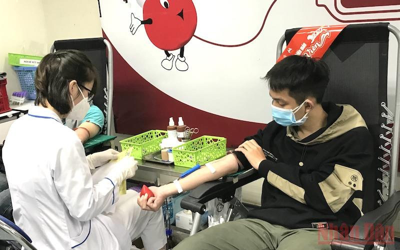 Đoàn viên, thanh niên tham gia hiến máu tình nguyện tại lễ khai mạc.