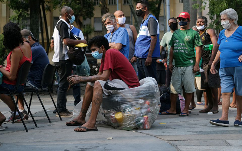 Người dân chờ tiêm vaccine AstraZeneca của chiến dịch tiêm chủng cho người vô gia cư tại Brazil, tháng 5/2021. (Ảnh: Reuters)